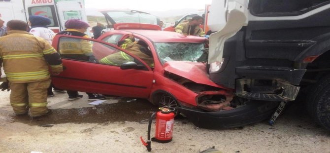 Aliağa'da Kamyonla Çarpışan Otomobilin Sürücüsü Öldü