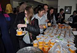 Aliağa'da Öğrencilere 'Asker Tayını' Dağıtıldı 