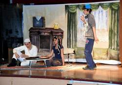 Aliağalı Gençlerden Tiyatro Ziyafeti