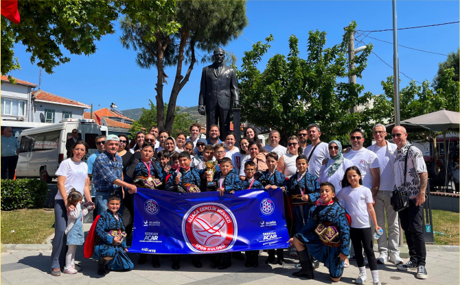 Aliağa’nın Yıldızlar Halk Oyunları Ekibi Ege Bölge Birincisi Oldu
