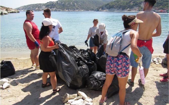 Avrupalı Gençler Foça'da Gönüllülerle Çevre Temizliği Yaptı
