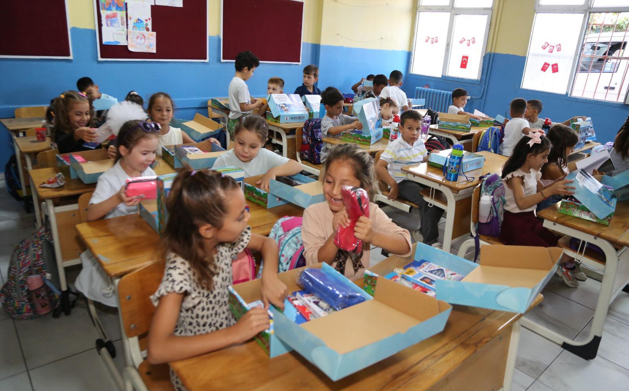 Dikili Belediyesi’nden minik öğrencilere eğitim seti desteği