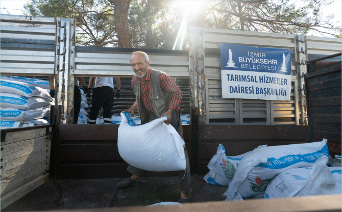 Büyükşehir’den yanan köylere 40 tonluk yem desteği