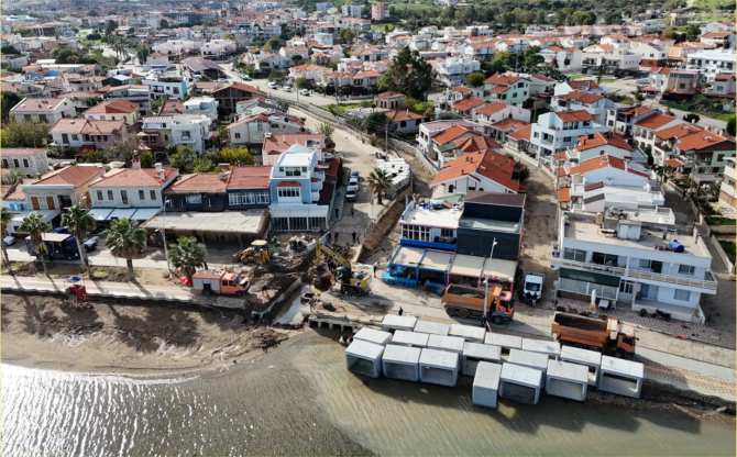 Foça'da dere yatağına yapılan kanal taşkını önledi