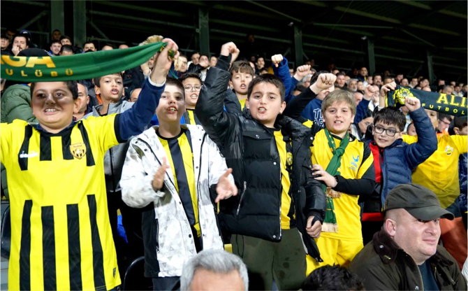 Aliağa’da Futbol Tarihinin İlk Gece Maçı Oynandı