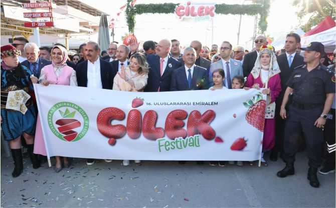 Emiralem Çilek Festivali'ne görkemli açılış