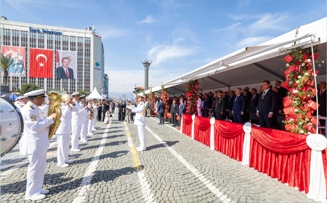 Her yer Türk bayrağı, her yer Atatürk