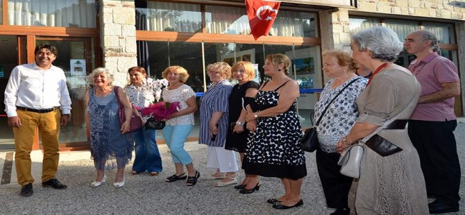 Foça Belediyesi Resim Kursu Kursiyerleri Geleneksel Yılsonu Sergisini Açtı
