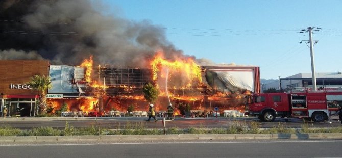 Bergama'daki Avm Yangınında 8 Milyon Tl Kül Oldu