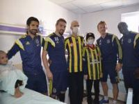 Fenerbahçeli Futbolculardan hasta çocuklara moral