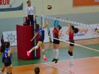 Foça voleybolda dolu dizgin 