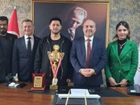 Foça'da Derece Alan Öğrencilerden Akyüz'e Ziyaret