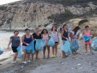 Foça'da Site Sakinleri Sahili Temizledi